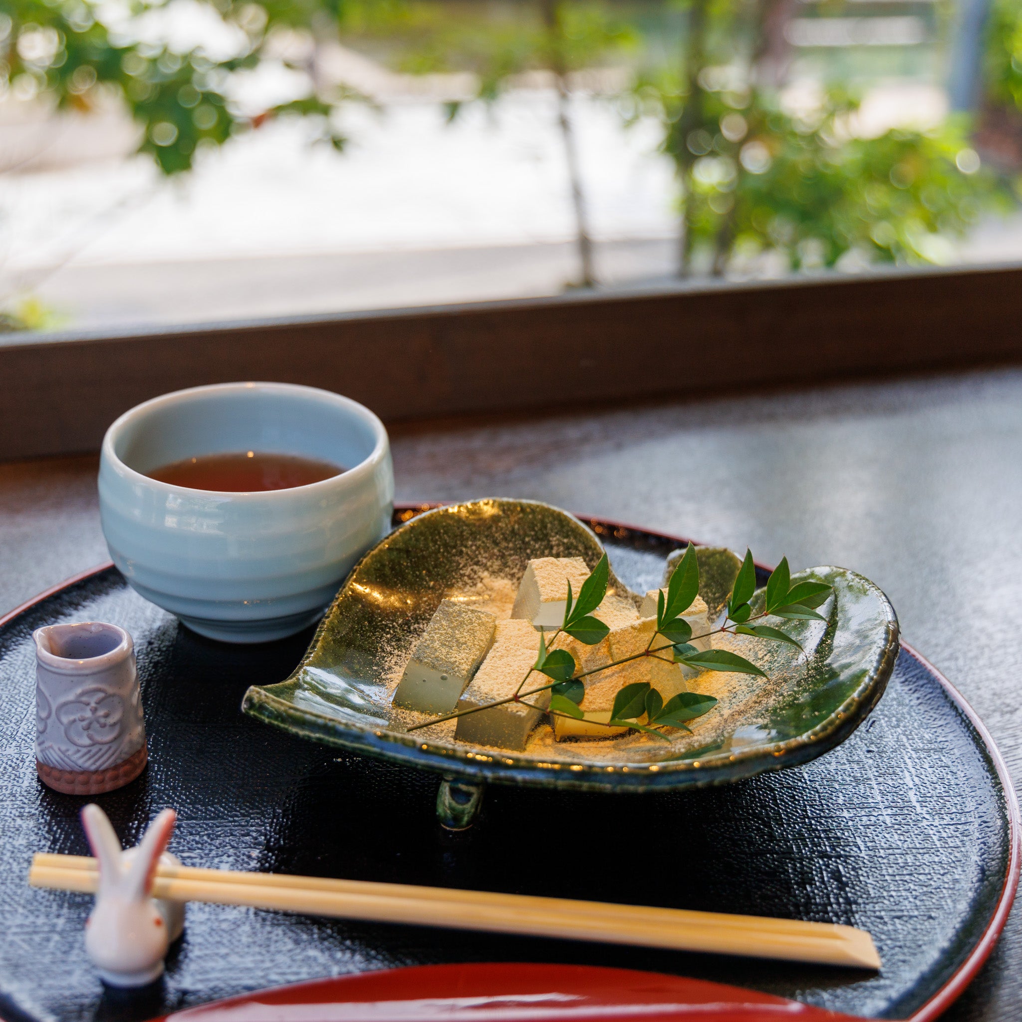 名水本くず餅（ほうじ茶付き） – おおさかや蔵はち