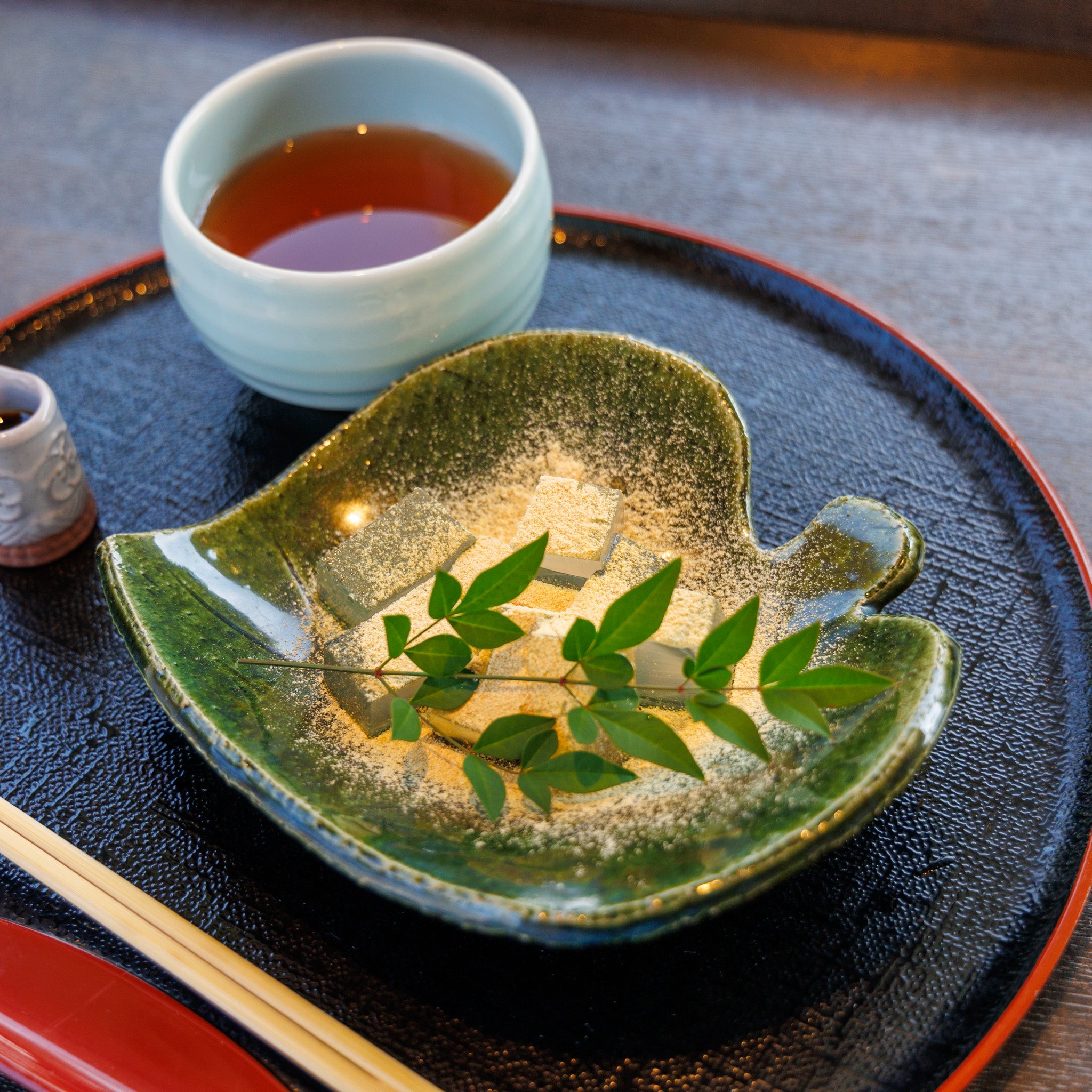 名水本くず餅（ほうじ茶付き） – おおさかや蔵はち