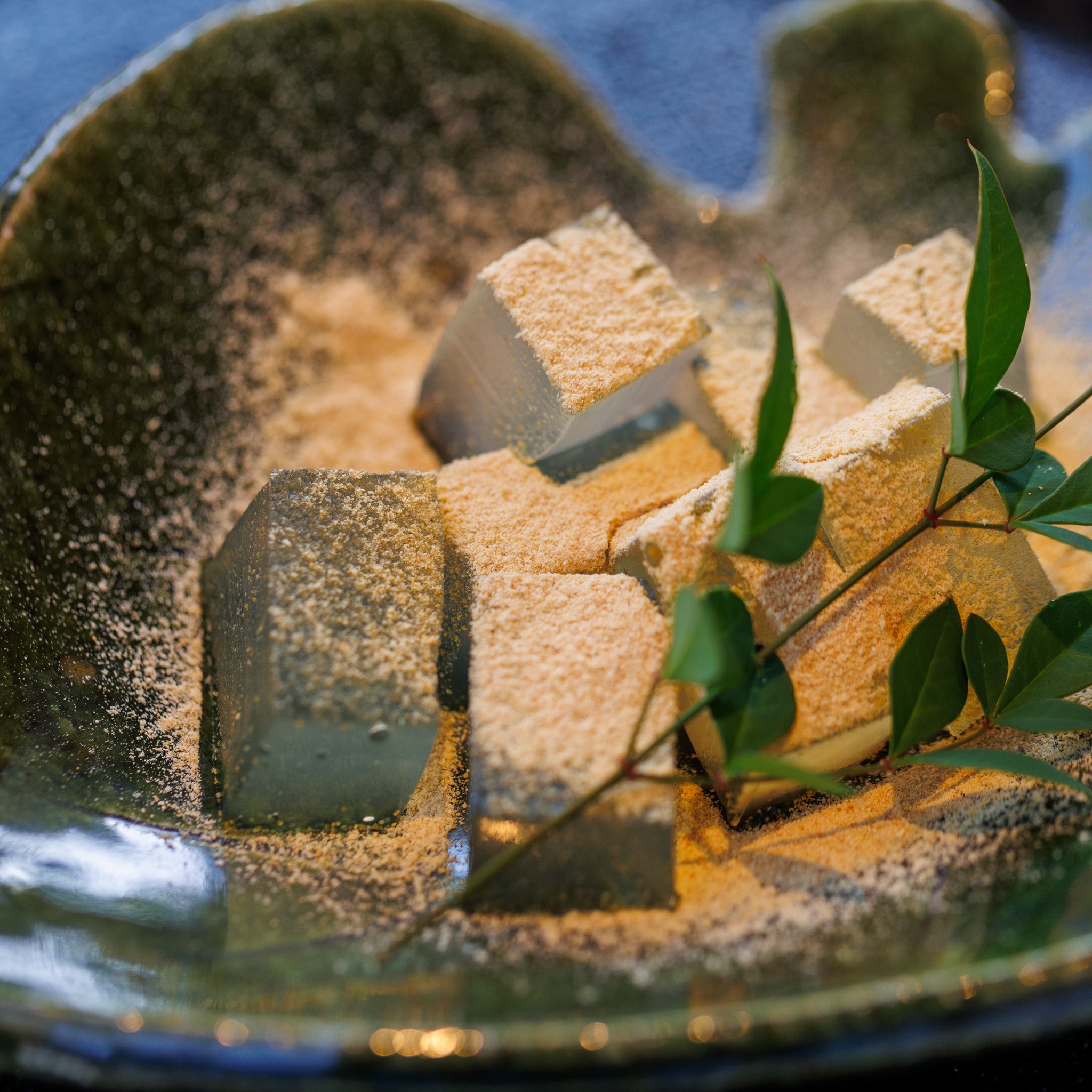 名水本くず餅（ほうじ茶付き） – おおさかや蔵はち