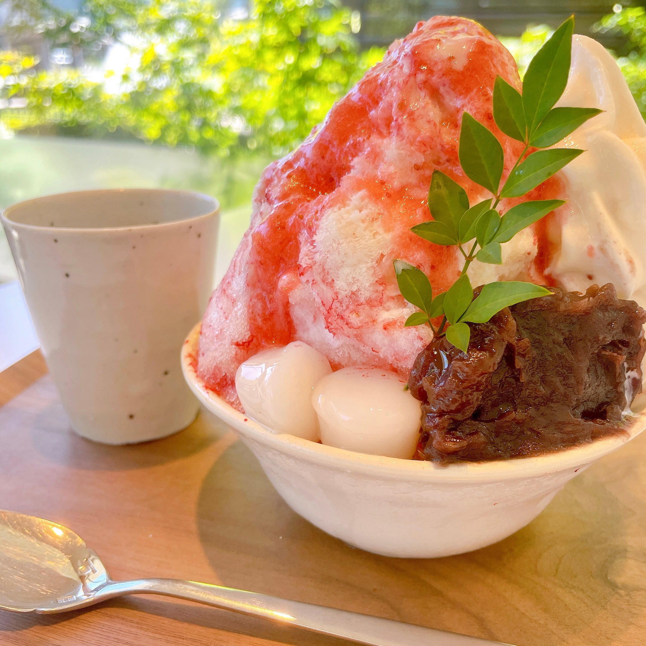 丸ごといちごのかき氷 いちごスペシャル – おおさかや蔵はち